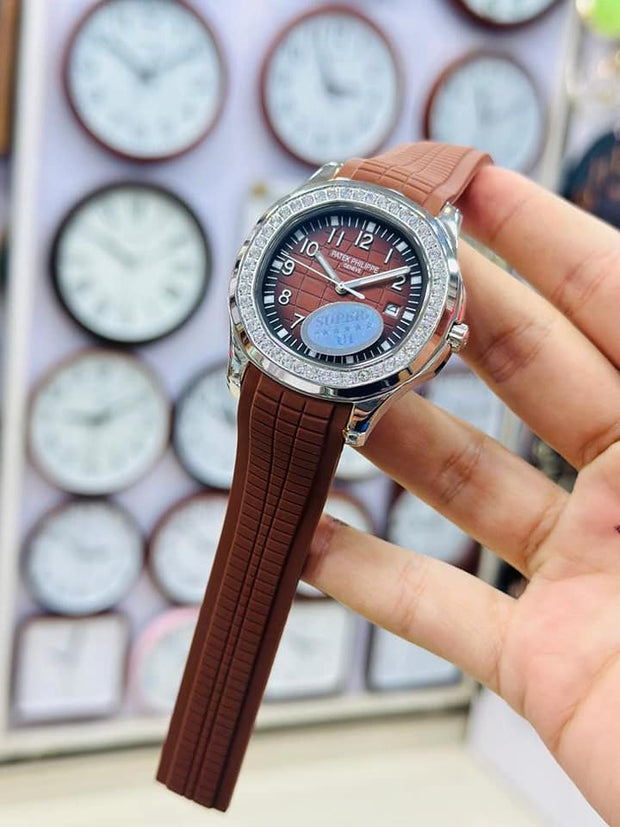 Stylish Brown Rubber Strap Wristwatch – Luxury Design